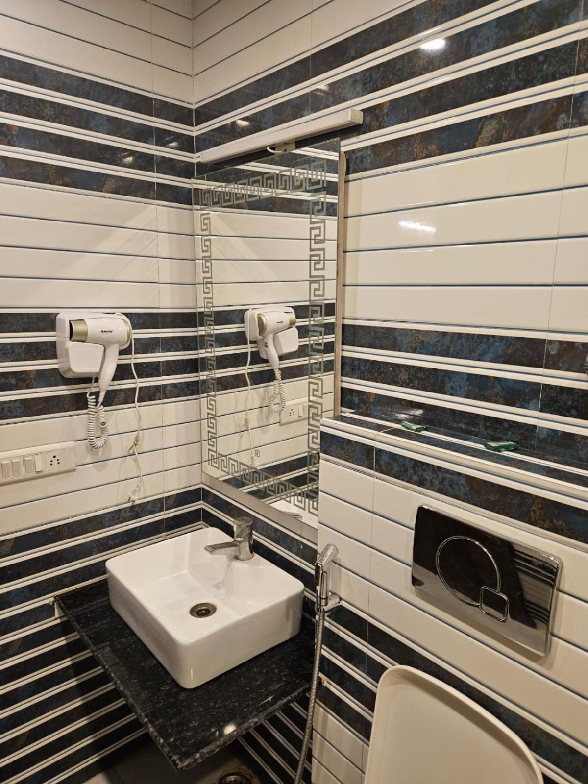 Hotel O Delhi, Near Karol Bagh Main Market And Metro Station Nova Deli Exterior foto